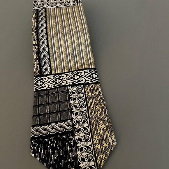 Stylish Black and Gold Patterned Tie - Picture 1 of 2